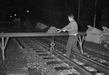 841130 Afbeelding van de meting van het ballastbed van de spoorlijn nabij Dordrecht.